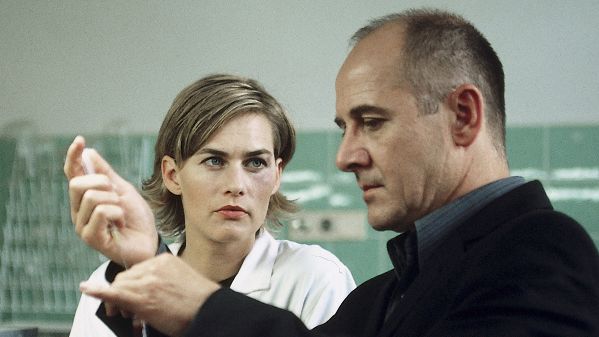 "Der letzte Zeuge - Lügner leben länger": Dr. Robert Kolmaar (Ulrich Mühe) und seine Kollegin Judith Sommer (Gesine Cukrowski) bei Untersuchungen im Labor.