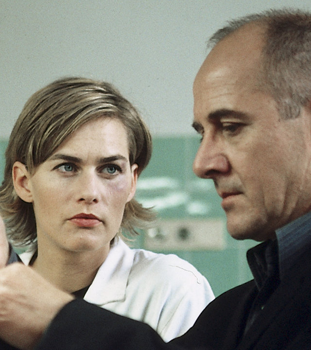 "Der letzte Zeuge - Lügner leben länger": Dr. Robert Kolmaar (Ulrich Mühe) und seine Kollegin Judith Sommer (Gesine Cukrowski) bei Untersuchungen im Labor.