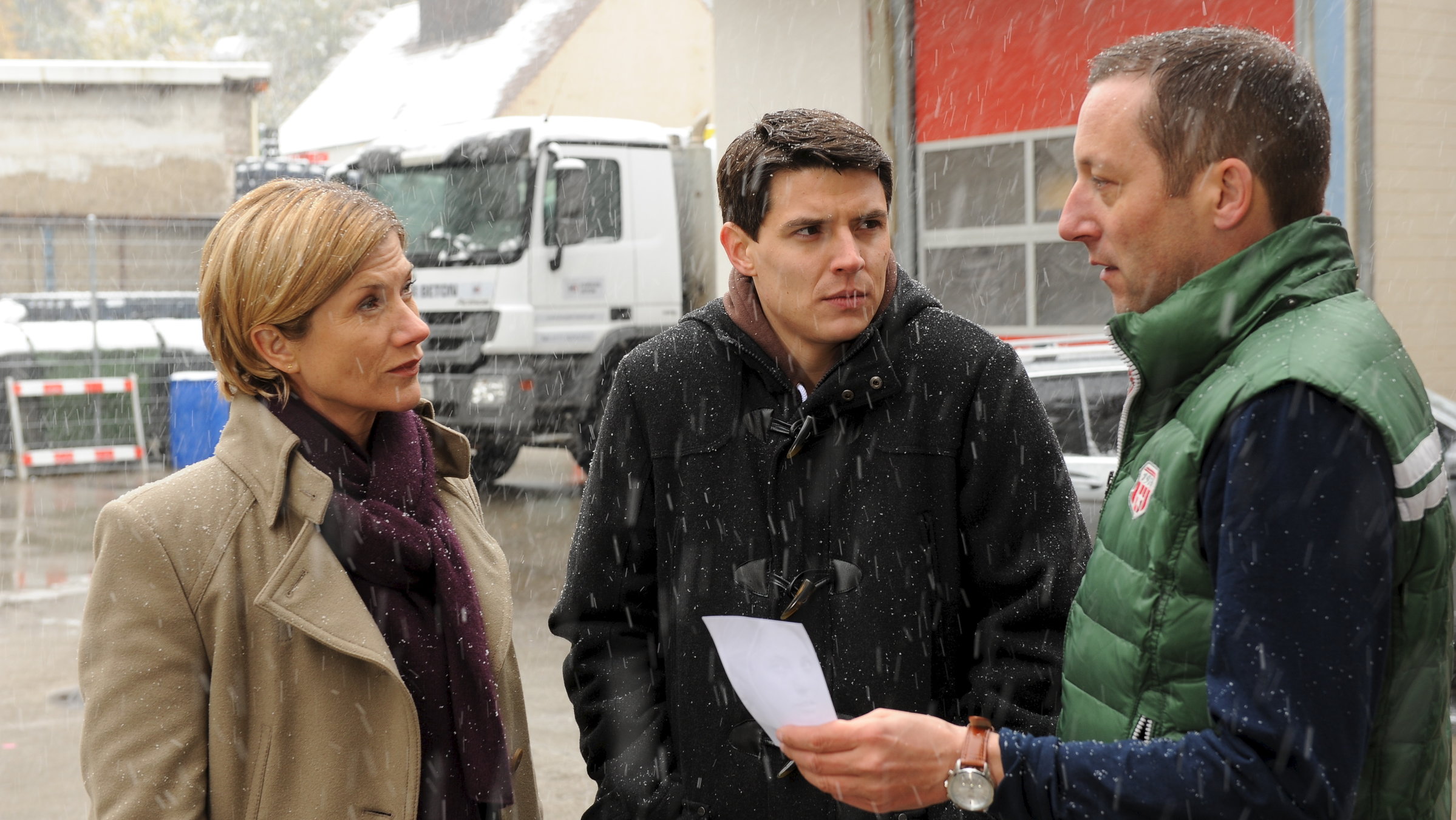 "SOKO Stuttgart - Vier Männer und ein Baby": Hannes Keppler (Oliver Broumis), wird in seiner Firma von den Kommissaren Martina Seiffert (Astrid M. Fünderich) und Rico Sander (Benjamin Strecker) befragt.