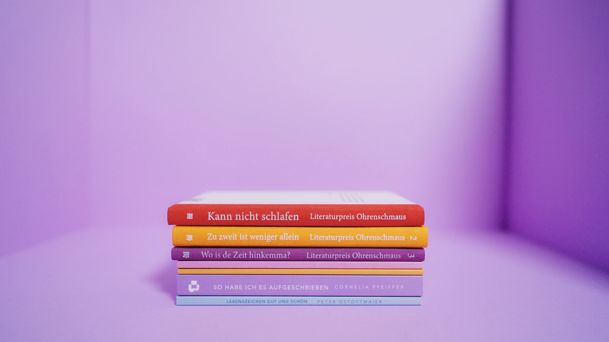 "Ohrenschmaus - Literatur für alle": Bücherstapel der Gewinnertexte des Literaturpreis Ohrenschmaus.