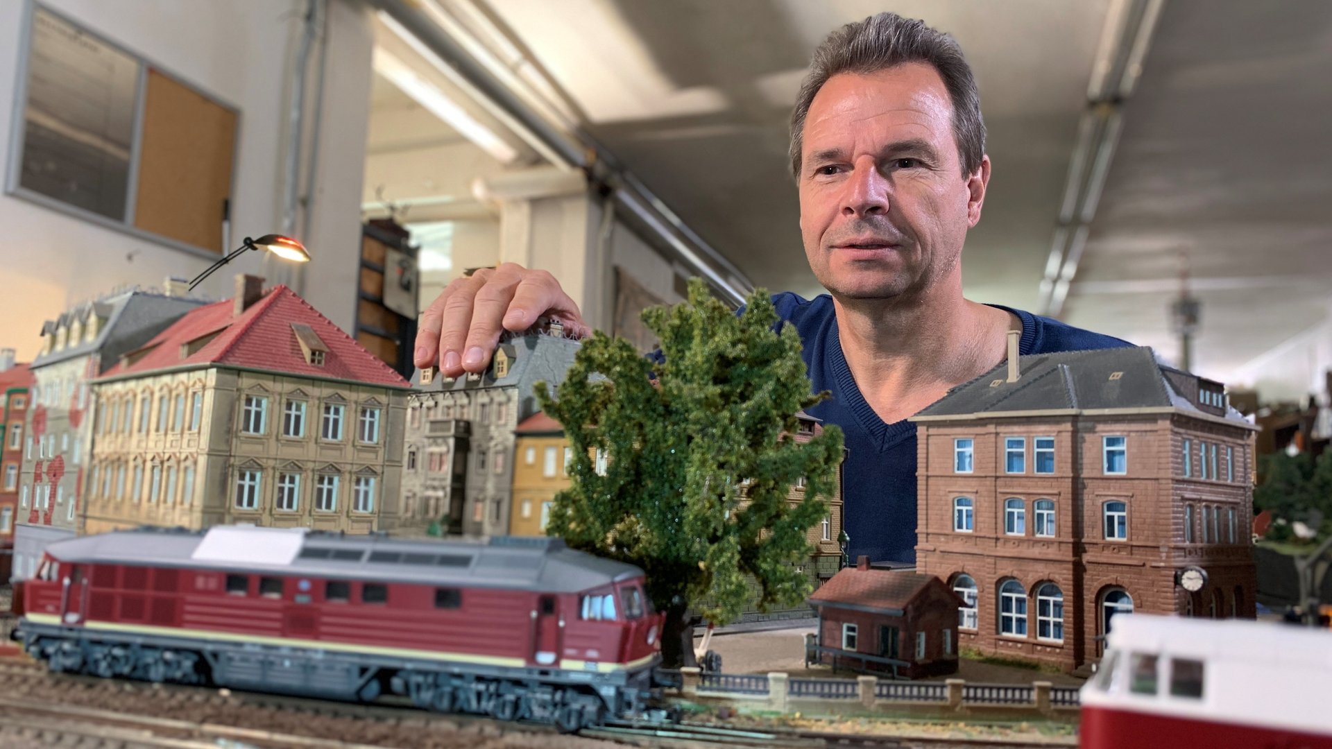 "37° Schatten im Gleis - Wenn Lokführer sich schuldig fühlen": Das Hobby von Wolfgang M. ist seine Modelleisenbahn.