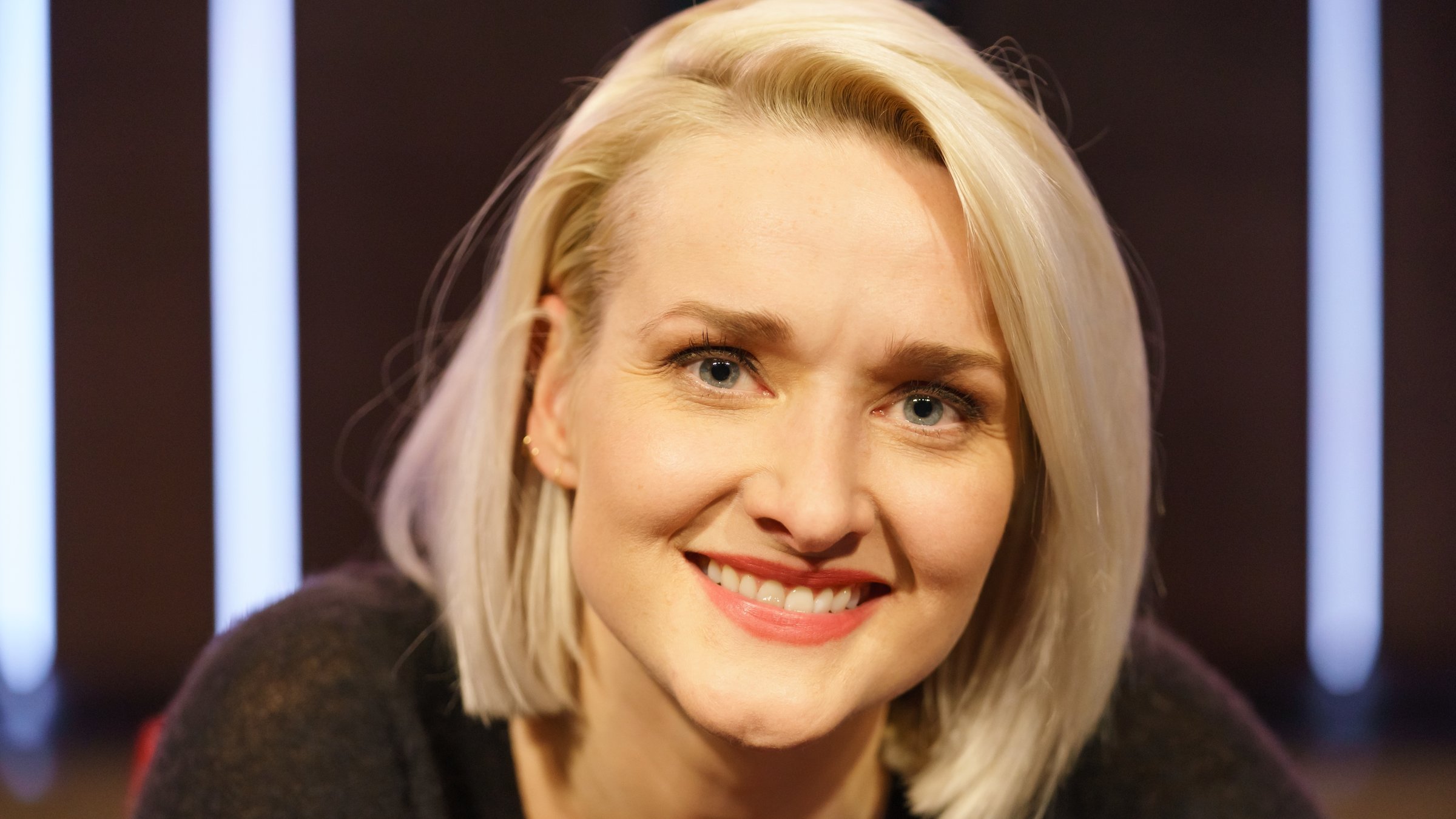 "Satire Battle": Portrait von der Moderatorin Ariane Alter.
