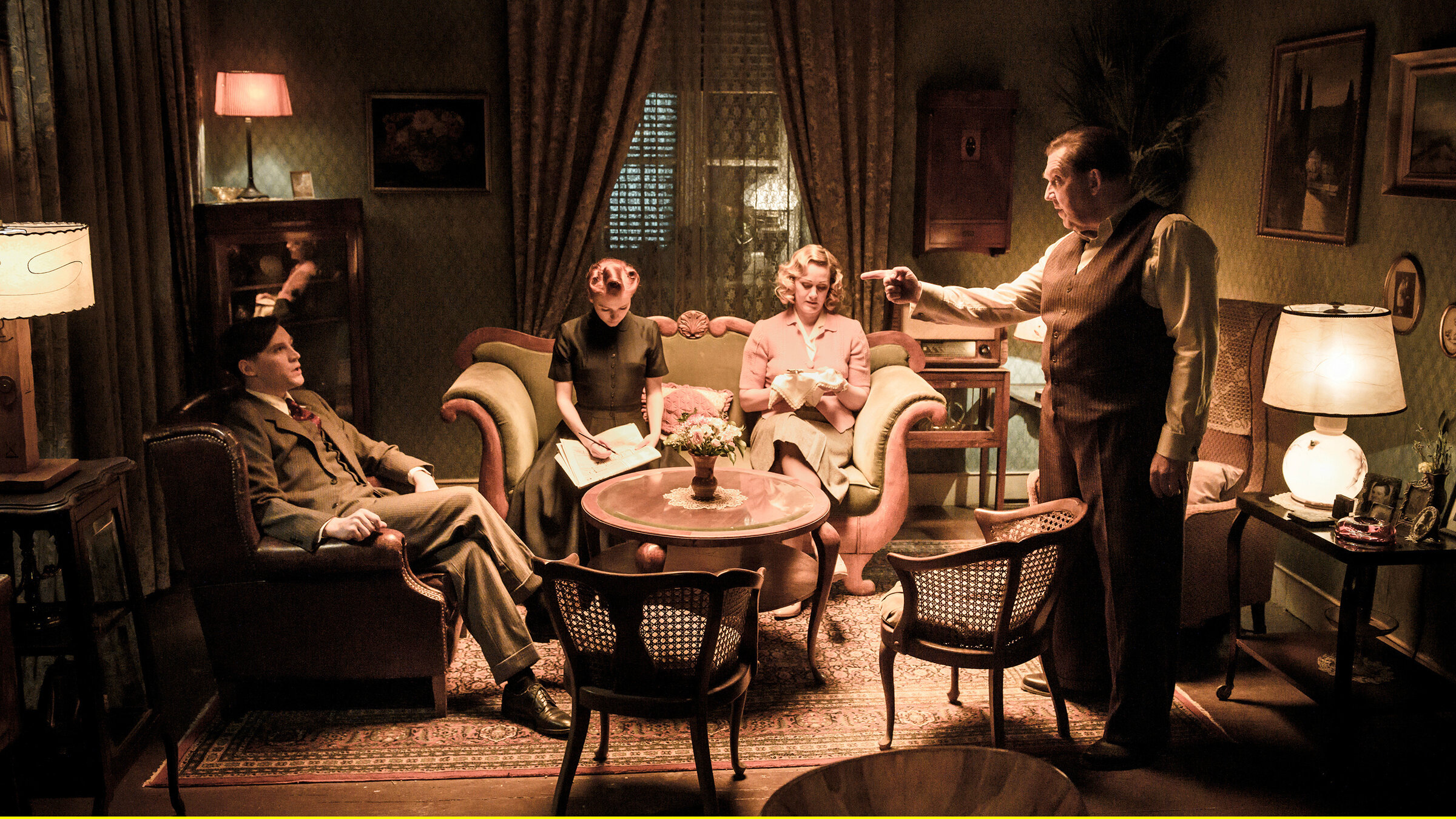 "Ein Hauch von Amerika (6/6) - Kein Ort zum Leben": In der Familie Strumm verändert sich das Gleichgewicht, statt Anneliese und Friedrich (Anna Schudt und Dietmar Bär) wollen ihre Kinder Siegfried und Erika (Jonas Nay und Franziska Brandmeier) das Zepter übernehmen.