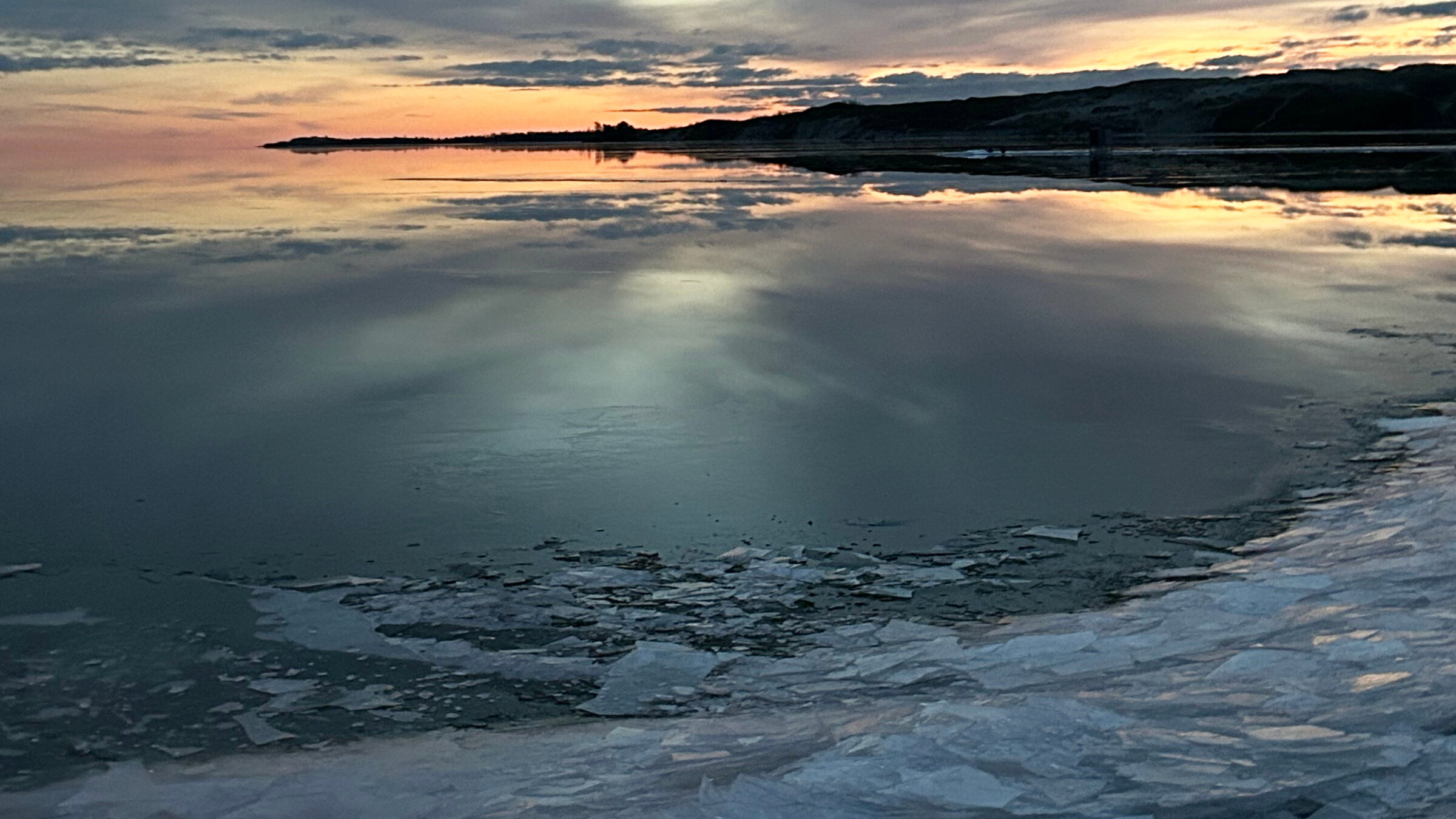 "Strände Europas (2/6) - Kurische Nehrung": Wintersonne an der Kurischen Nehrung, auf dem Haff bildet sich Eis.